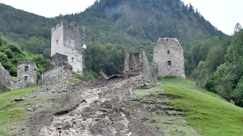 Bayern Hochwasser Teile einer Burgruine rutschen ab OstfriesenZeitung