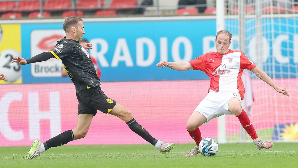 Tim Dietrich (rechts) bringt Erfahrungen aus der 3. Liga und Regionalliga mit nach Emden. Foto: Imago