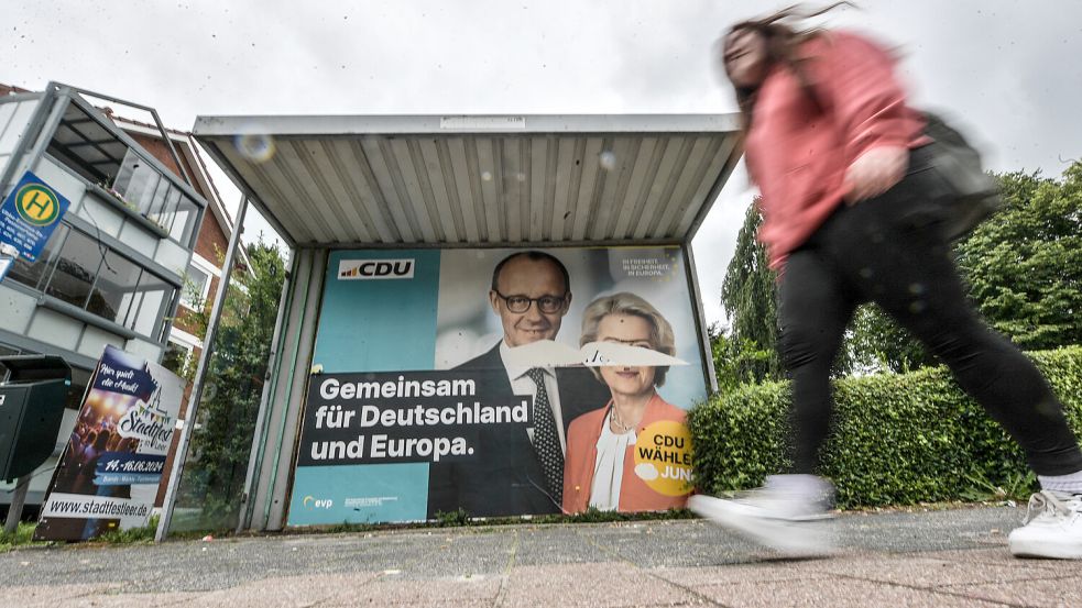 Ein kaputtes Plakat an einer Bushaltestelle: So etwas sieht man an einigen Stellen im Landkreis Leer. Nicht nur die CDU, wie auf diesem Bild, ist davon betroffen. Foto: Ortgies