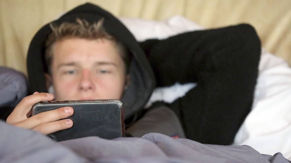 Wie wirkt sich der Konsum von pornografischen Inhalten auf Jugendliche aus? Foto: IMAGO / Frank Sorge