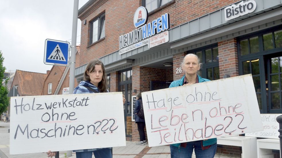 Meike de Vries-Grensemann (links) und Linda Peters zeigen ihren Unmut über die Schließung des „Heimathafens“.Foto: Aiko Recke