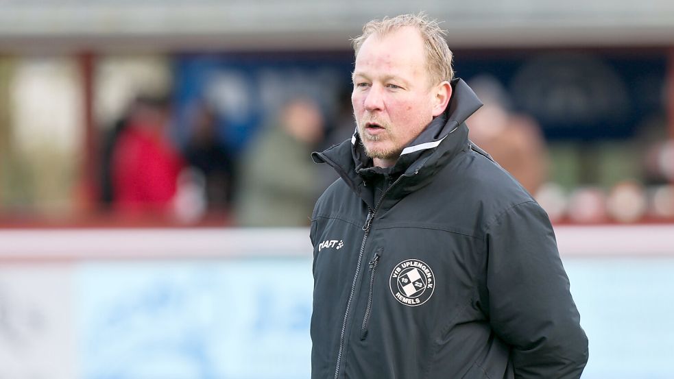 Christian Rosendahl hat zwei „Endspiele“ zum Ende seiner Trainerzeit in Uplengen. Fotos: Steenhoff/Doden, Emden