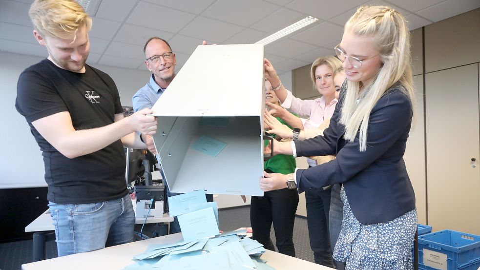 So wie hier bei der Landtagswahl 2022 werden die Briefwahlunterlagen wieder im Kreishaus Aurich gesammelt. Foto: Romuald Banik