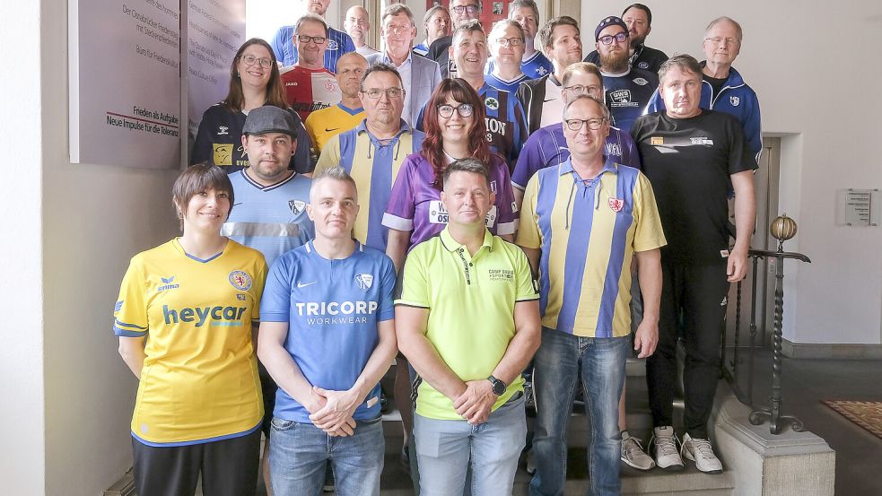 In den Farben getrennt, für die Interessen der Fans vereint: Die Mitglieder von „Unsere Kurve e.V.“ beim Empfang im Rathaus der Stadt Osnabrück am Rande des Bundestreffens. Foto: Thomas Osterfeld