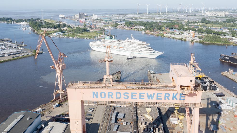 Emden als Universalhafen: Schiffsreparatur, Handel und Tourismus fließen hier zusammen. Foto: Tobias Bruns