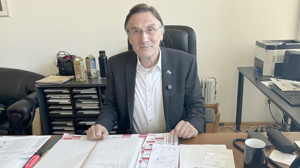 Wolfgang Grätz an seinem Schreibtisch im Ulrichsgymnasium. Nach Ruhestand sieht sein Schreibtisch noch nicht aus. Foto: Rebecca Kresse