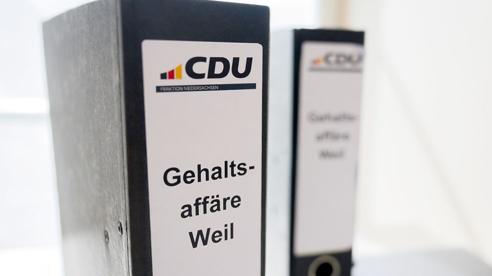 Ein Untersuchungsausschuss befasst sich im Landtag von Niedersachsen aktuell damit, ob die hohe Bezahlung der Büroleiterin von Ministerpräsident Stephan Weil (SPD) rechtmäßig ist. Foto: Julian Stratenschulte/dpa