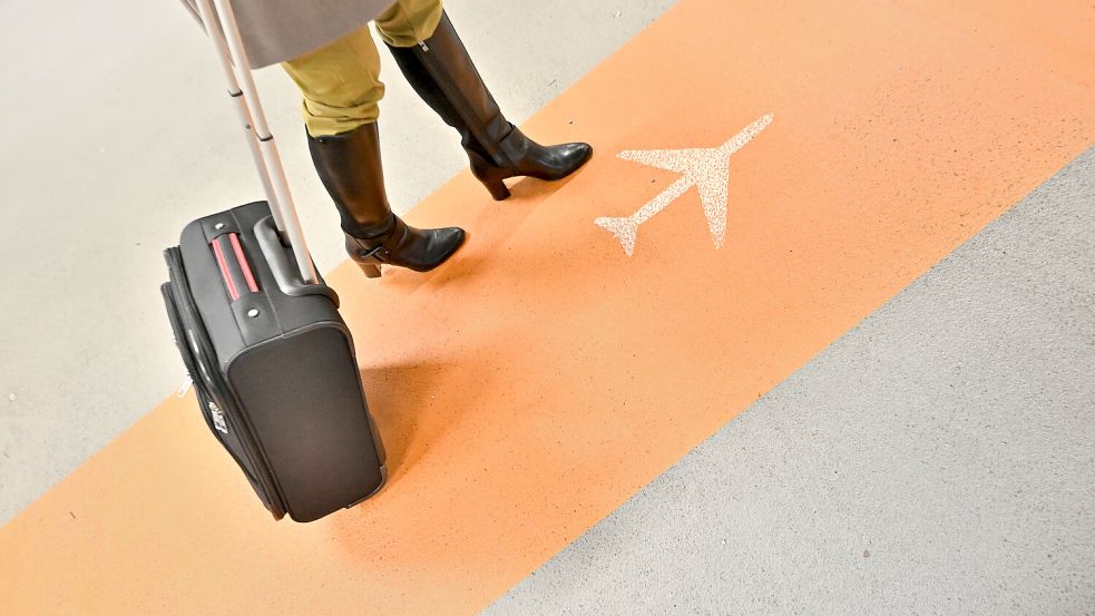 Kleine Koffer konnten bisher als Handgepäck meist kostenfrei in der Flugkabine mitgenommen werden. Doch immer mehr Airlines verlangen inzwischen dafür Gebühren. Foto: IMAGO/Rolf Poss