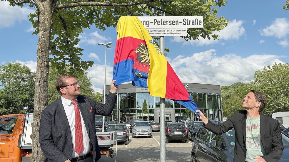 Die Stadt Emden hat die Theaterstraße zu Ehren von Hollywood-Regisseur Wolfgang Petersen in Wolfgang-Petersen-Straße umbenannt. Petersens Sohn Daniel (rechts) und der Emder Oberbürgermeister Tim Kruithoff enthüllten das Straßenschild. Foto: Ortgies