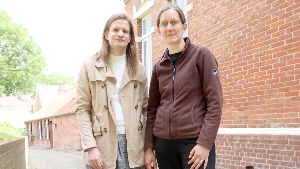 Dr. Carolin und Tanja Huppertz (von links) wollen altes Wissen über die Region erhalten. Mit ihren „Entdeckerpfad“ haben sie nun Rysum in den Blick genommen. Foto: Cornelius
