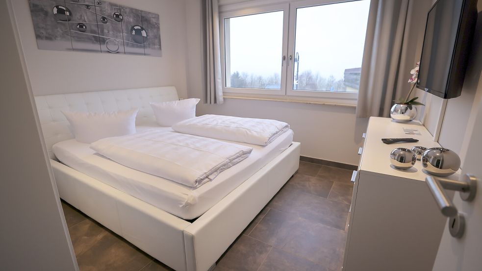 Wer in Hotels oder Ferienwohnungen in der Stadt Leer übernachtet, muss bald eine zusätzliche Steuer bezahlen. Foto: Woitas/dpa