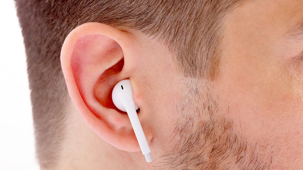 In-Ear-Kopfhörer sitzen meist fest im Ohr. Das ist einerseits praktisch – andererseits kann das zu gesundheitlichen Problemen führen. Foto: IMAGO/Panthermedia