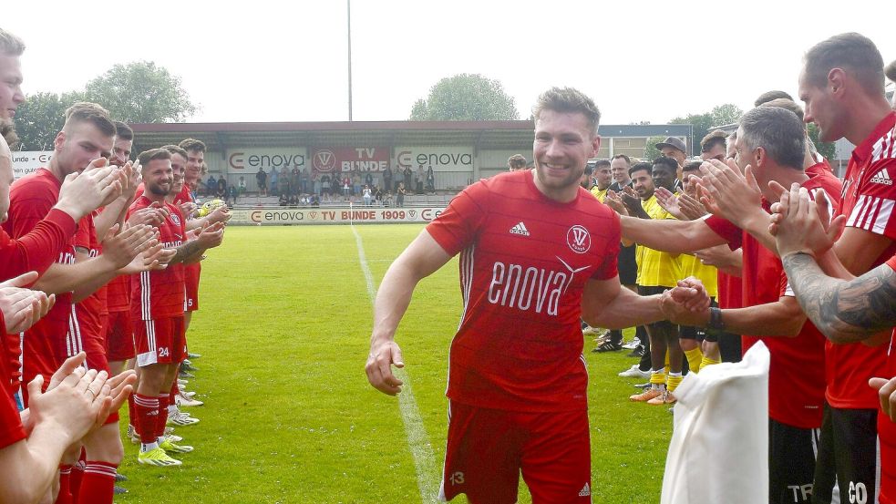Bei seiner Auswechslung im letzten Spiel für den TV Bunde standen beide Mannschaften Spalier. Fotos: Damm