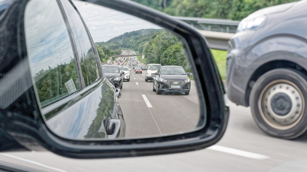 Auf Autobahnen und Landstraßen in Italien haben es Betrüger offenbar gezielt auf Touristen abgesehen. Mit dem sogenannten Spiegeltrick wollen sie Bargeld ergaunern. Foto: IMAGO/Rolf Poss