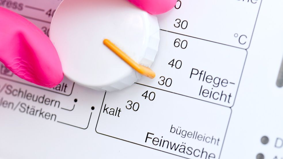 Wie heiß soll es sein? Bei der Temperatur beim Wäschegang sollten Sie einige Sachen berücksichtigen. Foto: IMAGO/Joko