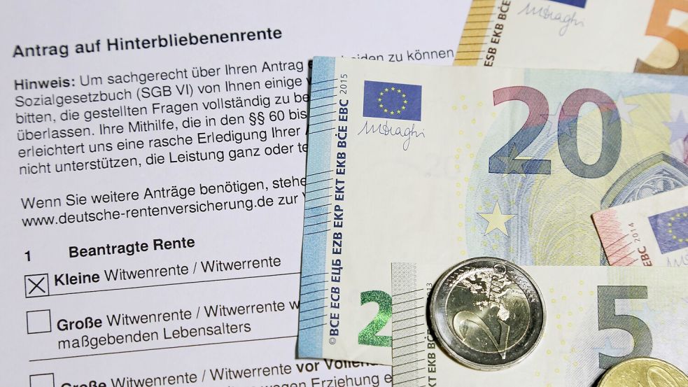 Egal ob Witwer oder Witwe: Stirbt der Ehepartner, steht Ihnen eine Hinterbliebenenrente zu. Haben Sie Kinder, fällt die Summe unter bestimmten Bedingungen höher aus. Foto: imago/Frank Sorge
