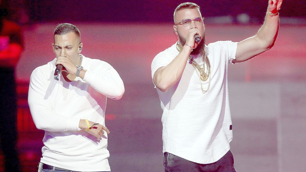 Die Rapper Kollegah (r.) und Farid Bang standen 2018 wegen ihres Songs „0815“ in der Kritik. Foto: dpa/Jörg Carstensen