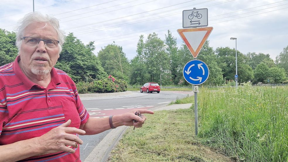 Auch der hohe Bewuchs der Seitenstreifen rund um den Kreisel ist nach Ansicht von Bernhard Siemons ein Problem. Das Grün versperre die Sicht auf den Radweg. Foto: Gettkowski