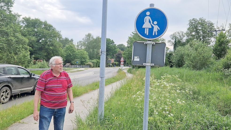 Der Ortsvorsteher zeigt den Gehweg, den viele Kinder auf dem Weg zur Grundschule mit dem Fahrrad benutzen. Foto: Gettkowski