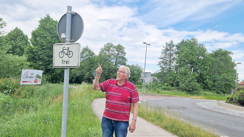 Bernhard Siemons setzt sich dafür ein, das Gefahrenpotenzial am Kreisverkehr in Stapelmoor zu minimieren. Foto: Gettkowski