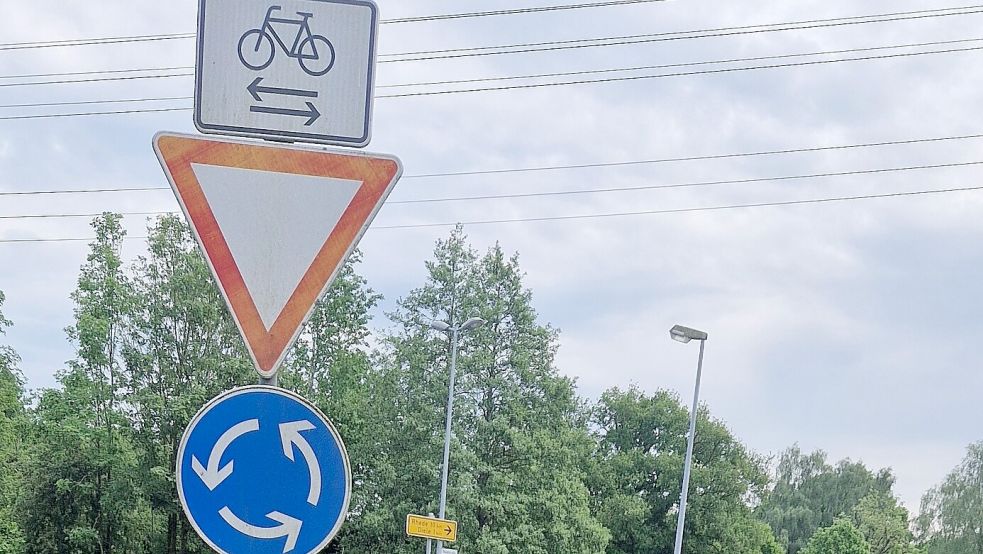 Das obere Schild sollte nach Einschätzung des Ortsvorstehers verschwinden. Es erlaubt Fahrradfahrern, den Kreisel in beiden Richtungen zu befahren. Foto: Gettkowski