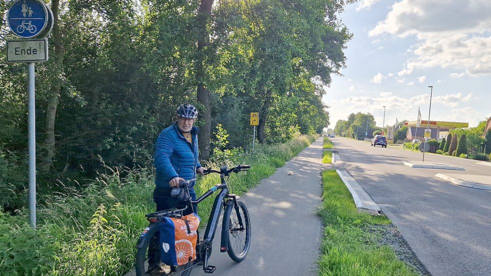 Harm Meinders steht an der Stelle, wo in Möhlenwarf der kombinierte Geh- und Fahrradweg endet. Radfahrer, die hier auf den Radweg auf der rechten Seite wechseln, werden automatisch korrekt durch den Kreisel geführt. Foto: Gettkowski