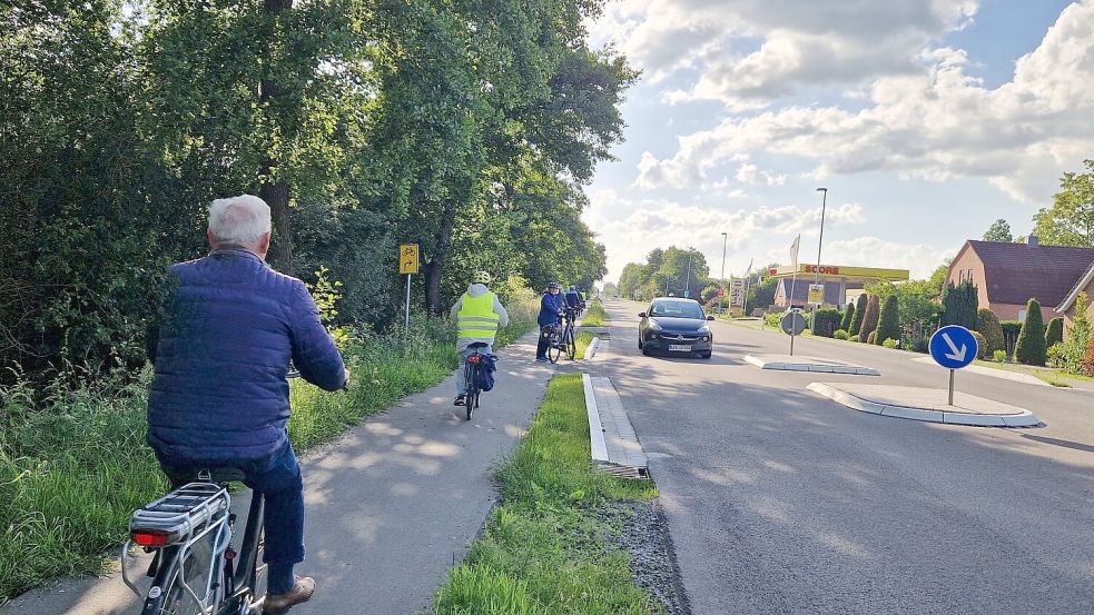 Statt der Empfehlung des Schildes zu folgen und auf den Radweg an der rechten Seite der Bundesstraße zu wechseln, fahren viele Radfahrer weiter. Am Kreisel führt das zu gefährlichen Situationen, hat Harm Meinders beobachtet. Foto: Gettkowski