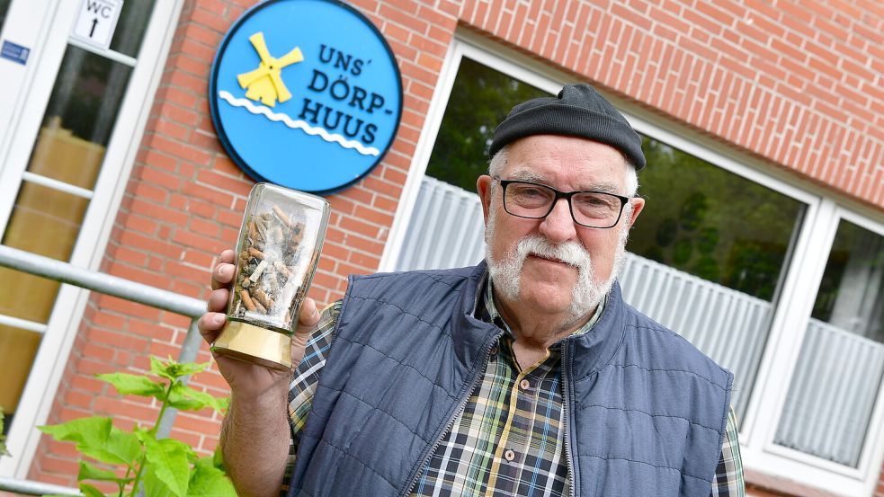 Der Freepsumer Ortsvorsteher Johannes Voß setzt sich für weniger Kippen in der Natur ein. Fotos: Wagenaar