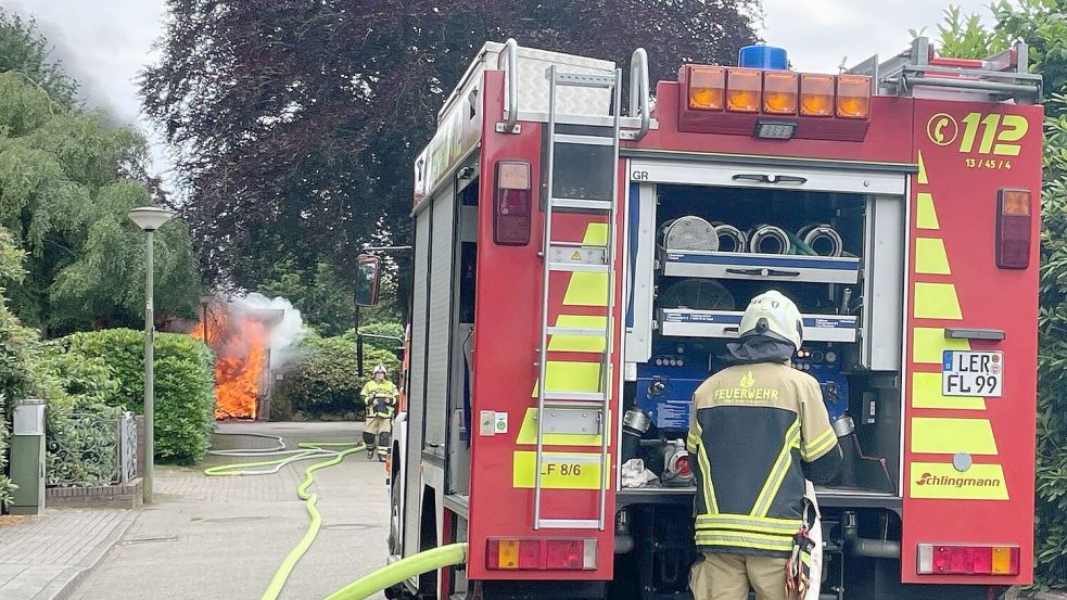 Die Garagen stehen in Vollbrand. Foto: Nording