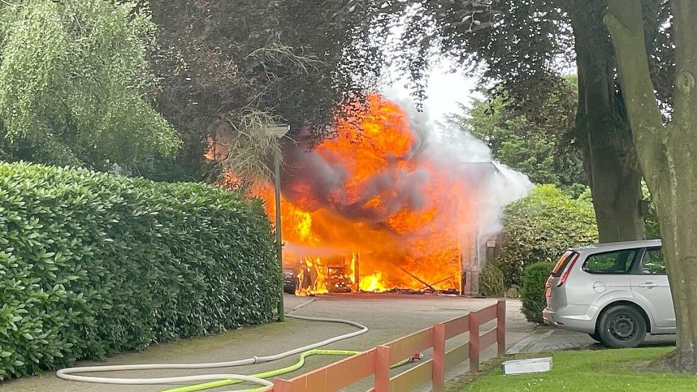 Im Möörken stehen auch Fahrzeuge in Flammen. Foto: Nording