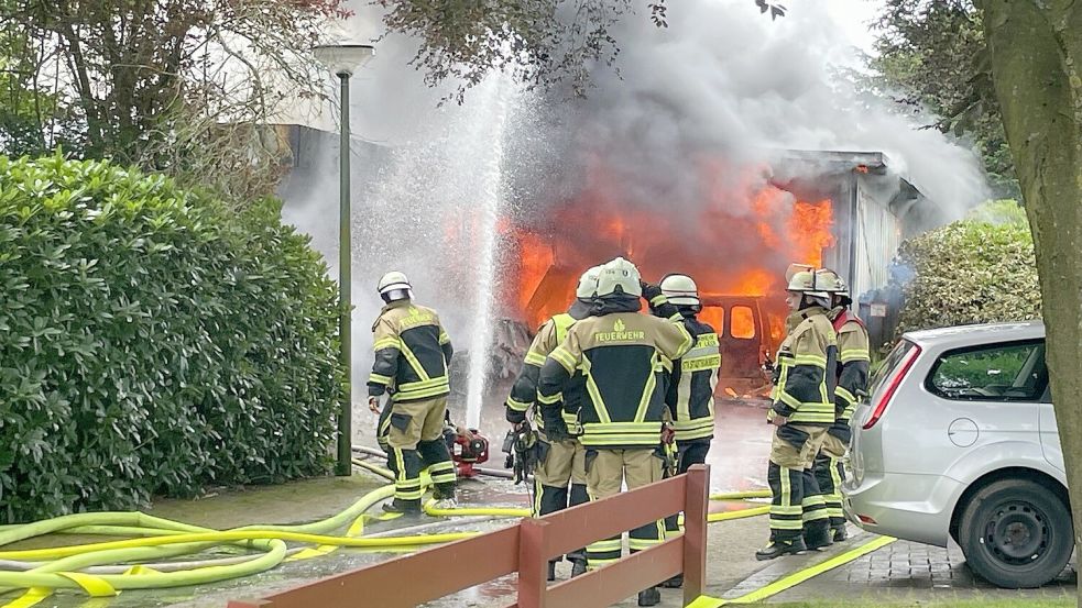 Die Feuerwehrkräfte kämpften mit den Flammen. Foto: Nording