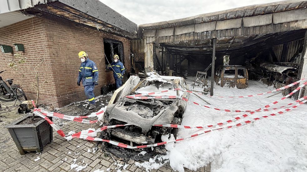 Aufräumarbeiten: Die Garage ist völlig abgebrannt. Foto: Ortgies