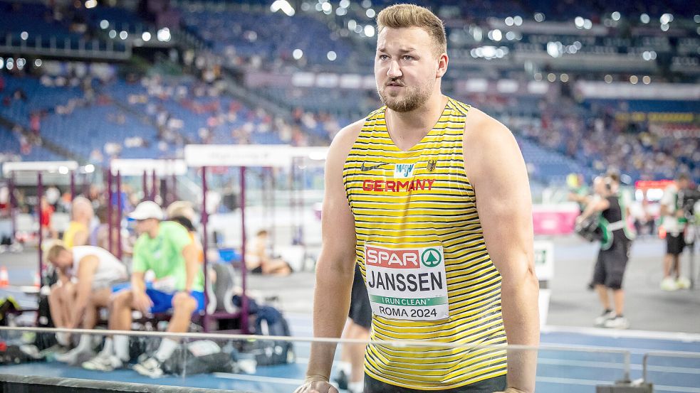 Zwischen den Würfen holte sich Henrik Janssen noch Ratschläge vom Bundestrainer, der auf der Tribüne saß. Fotos: Imago