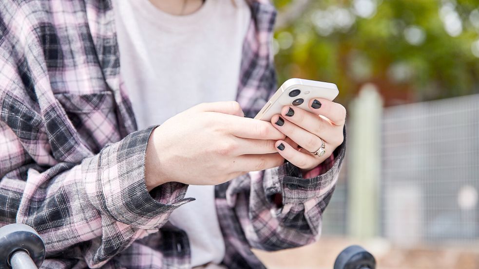 Für viele ist das Handy täglich und für mehrere Stunden ein Begleiter. Foto: IMAGO / Shotshop