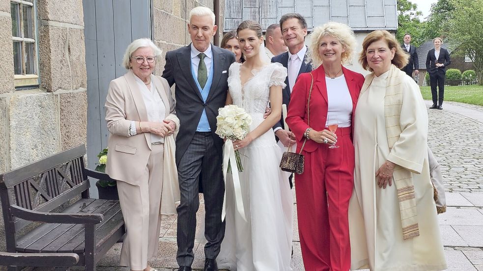 Das frisch getraute Paar mit Baxxters Mutter Ellen Geerdes (von links), seiner Schwester Britt und Pastorin Susanne Zingel, die die beiden getraut hat. Foto: Wolfgang Barth
