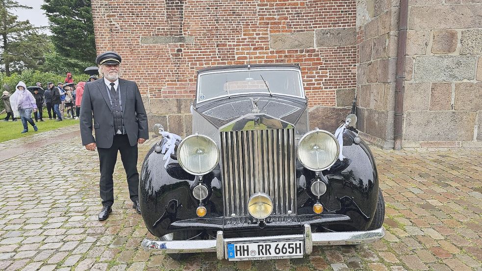 Uwe Thiele, Geschäftsführer der Taxizentrale Sylt, chauffierte das Hochzeitspaar in Baxxters Rolls Royce von 1947. Foto: Wolfgang Barth