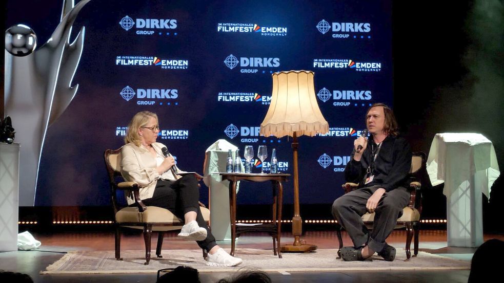 Hilke Theesen und Lars Eidinger plauderten im Festspielhaus am Wall miteinander. Foto: Weymer