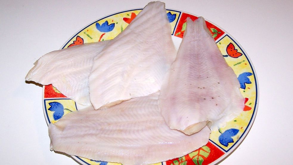 Wer sich die Gräten-Schnippelei ersparen möchte, der kauft Schollenfilets. Ein Vorteil: Die brauchen in der Pfanne längst nicht so viel Platz wie ganze Fische. Foto: Fuhrmann