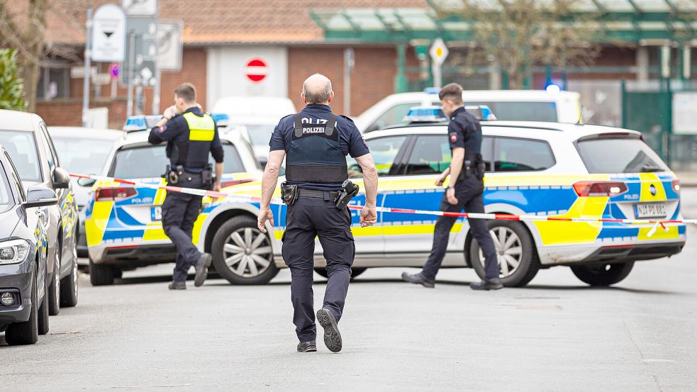 Bilder vom Einsatz im März: Bei dem Polizeieinsatz in Nienburg starb ein Mann durch acht Polizeischüsse. Foto: dpa/Moritz Frankenberg