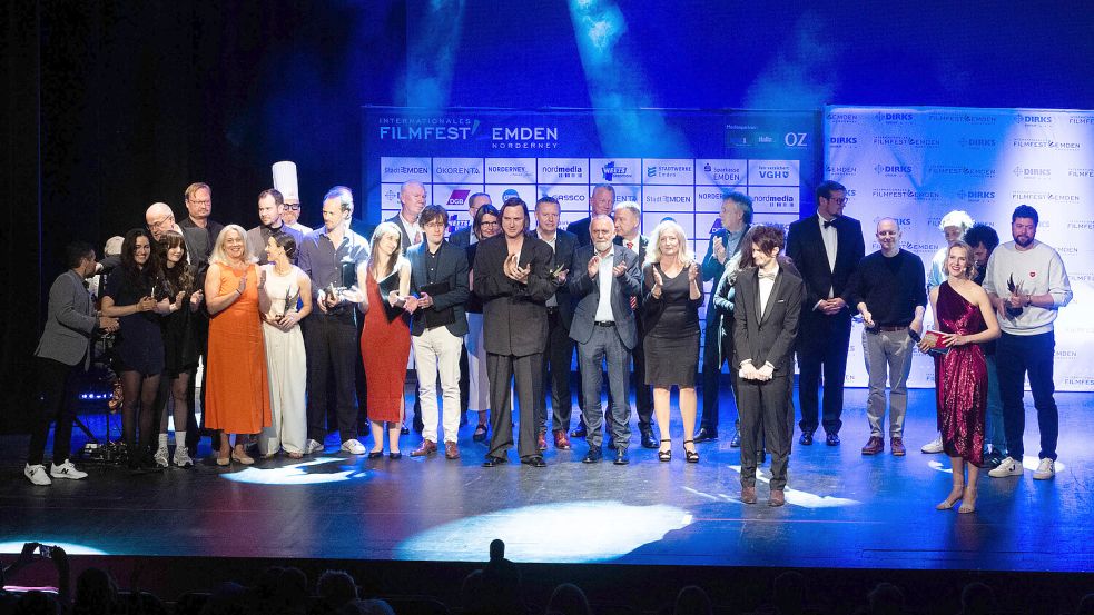 Am Ende stellten sich alle für ein Gruppenbild auf die Bühne. Foto: J. Doden