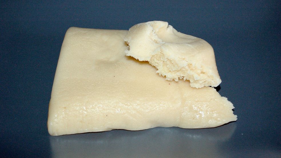 Marzipan-Rohmasse gibt es in jedem gut sortierten Supermarkt zu kaufen. Foto: Andreas Kaiser