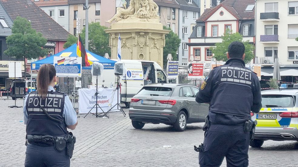 Polizisten sichern den Tatort in Mannheim ab, wo am Freitag ein Islamkritiker niedergestochen und ein Polizist schwer verletzt wurde. Foto: dpa