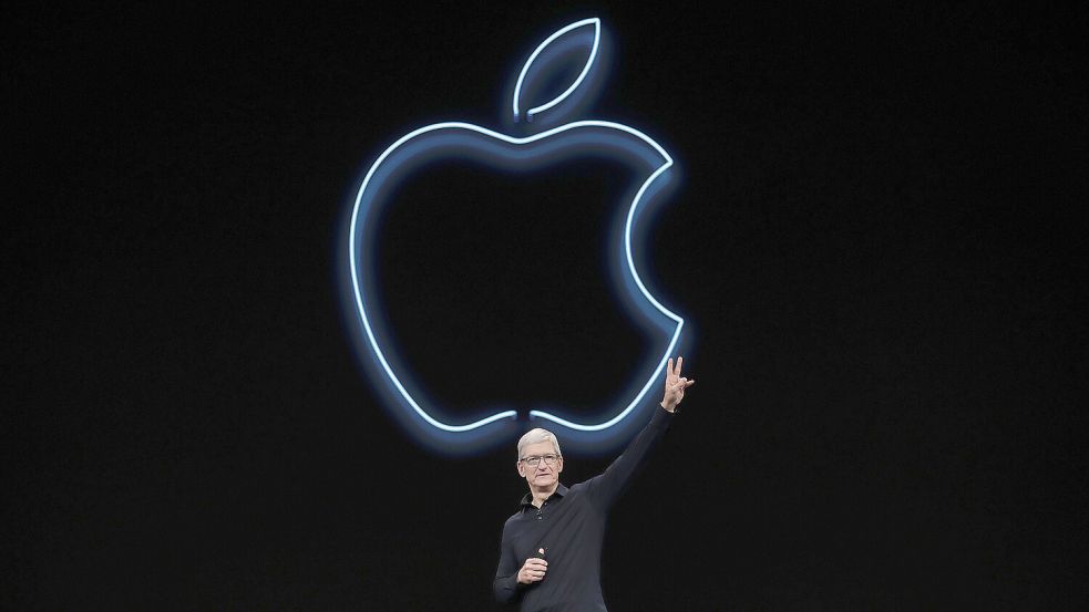 Apple-CEO Tim Cook auf der Bühne: Die einwöchige Entwicklerkonferenz WWDC 2024 startet an diesem Montag ab 19 Uhr deutscher Zeit mit einer Vorschau auf die kommenden Apple-Betriebssysteme. Foto: dpa/AP/Jeff Chiu