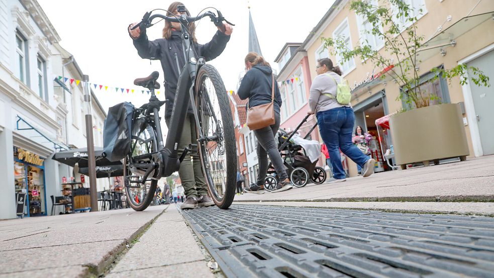 Fahrradreifen sollten die Längsrillen meiden – sie fahren sonst wie auf Gleisen. Foto: Romuald Banik
