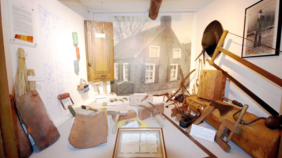 Im Landarbeitermuseum Suurhusen ist aktuell die Ausstellung „Steen up Steen – Arbeiterhäuser in der Marsch“ zu sehen. Handwerksmaterialen und Werkzeuge entführen in eine andere Zeit. Foto: Cornelius