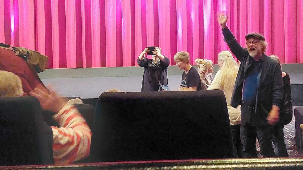Der Krimi-Autor Klaus-Peter Wolf wird mit einem Applaus im Kino-Saal empfangen. Foto: Hanssen