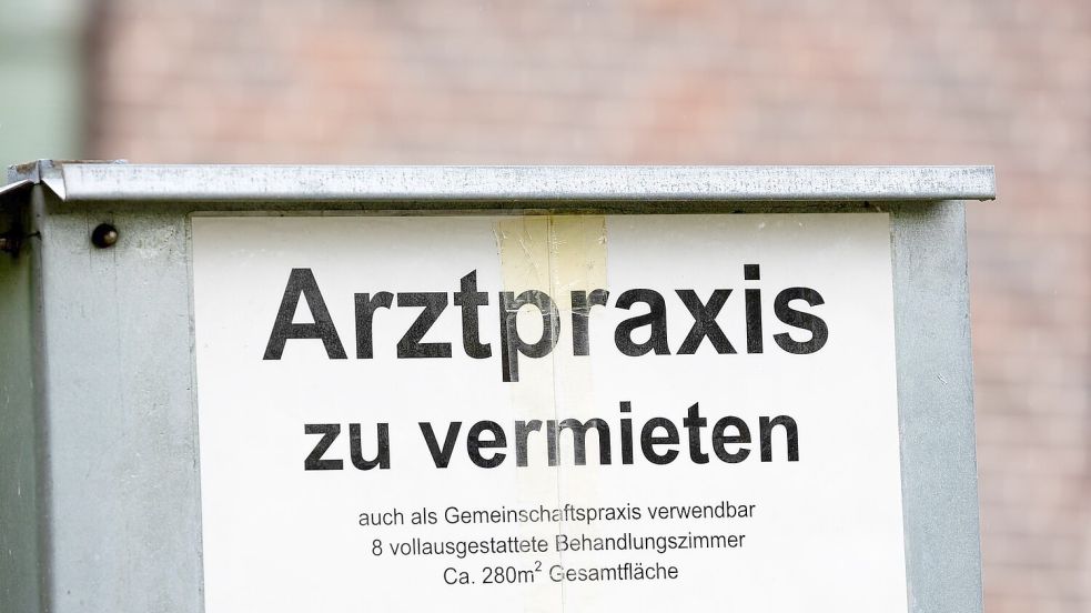 Die Gemeinde Hinte sucht seit einigen Jahren nach einem Nachfolger für den einzigen Allgemeinmediziner im Ort. Symbolbild: Moritz Frankenberg/dpa