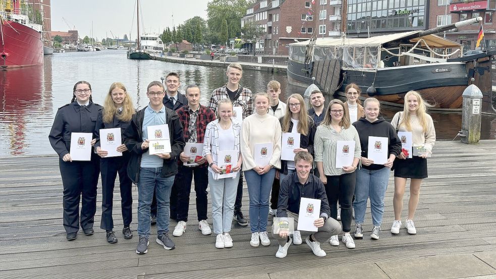 25 junge Menschen waren für den Preis Ehrensache nominiert. Ein paar von ihnen konnten nicht zu der Verleihung kommen, daher sind nicht alle auf dem Foto. Foto: Hanssen