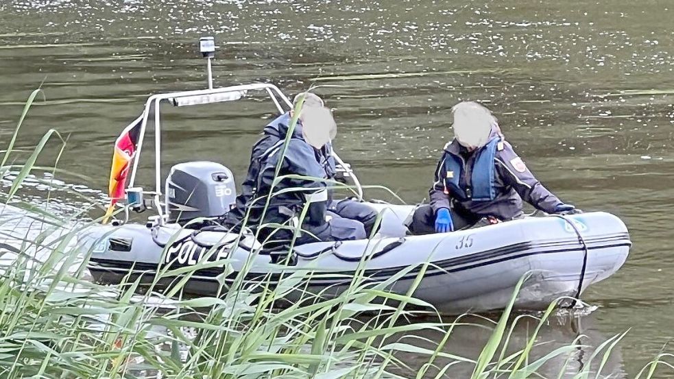 Auch ein Boot war auf der Ems im Einsatz. Foto: Marco Schlösser