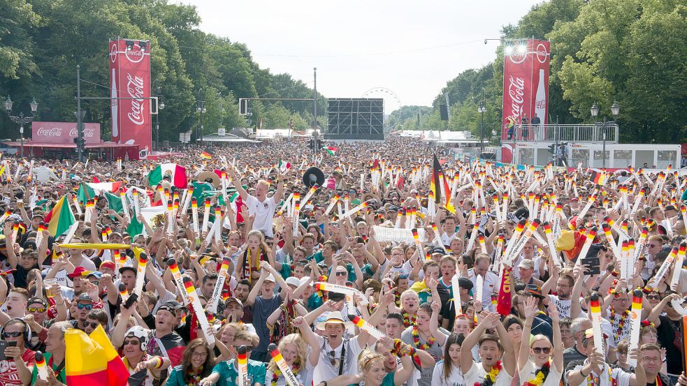 Foto von der Fanmeile am Brandenburger Tor während der WM 2018: Bei den vergangenen Turnieren hat das DFB-Team miserabel abgeschnitten. Foto: dpa/Paul Zinken